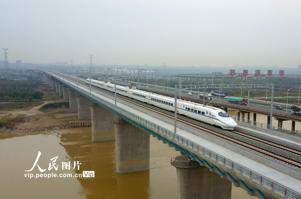 10月20日上午，银川至西安北的DJ1932次动车组试验列车驶过西银高铁渭河特大桥。